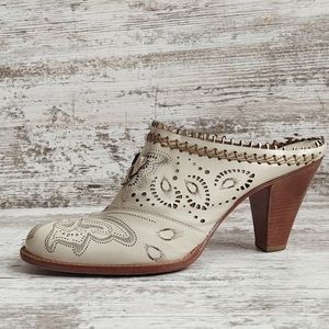 🟧Vince Camuto Cream Leather Butterfly Mules